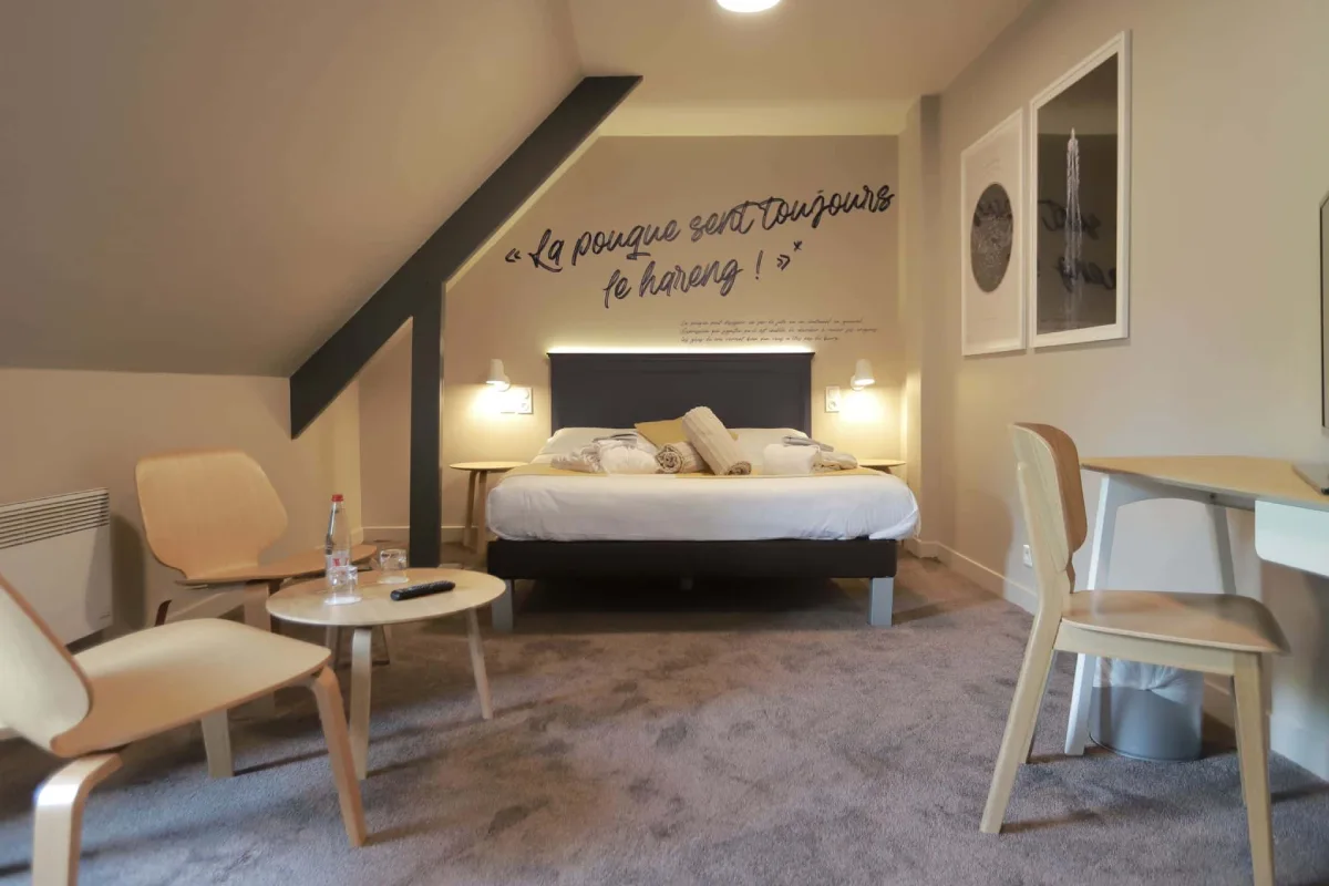 Chambre double privilège avec lit double, salon et citation normande – Hôtel Antarès Honfleur