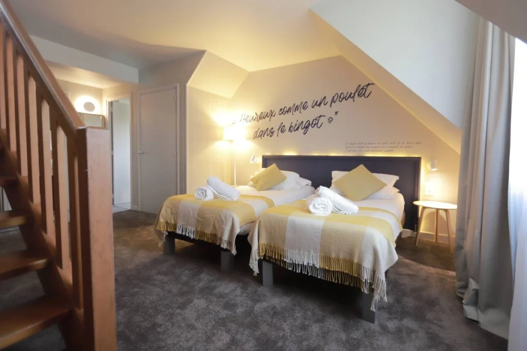 Chambre quadruple duplex avec deux lits et escalier en bois – Hôtel Antarès Honfleur