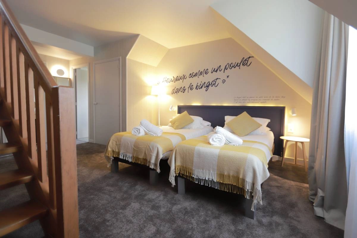 Chambre quadruple duplex avec deux lits et escalier en bois – Hôtel Antarès Honfleur