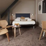 Kamer met ontbijtplateau als illustratie van het Beste Prijsgarantie-aanbod van Hôtel Antares & Spa Honfleur.