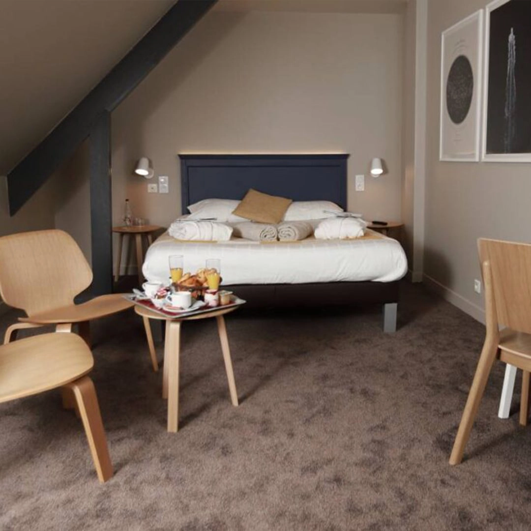 Chambre avec plateau petit-déjeuner illustrant l’offre Meilleur Tarif Garanti à l’Hôtel Antares & Spa Honfleur.