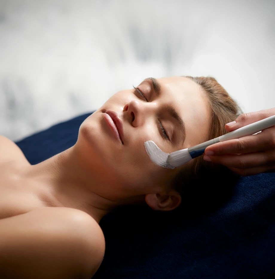 Soin visage femme relaxant au spa de l’Hôtel Antares Honfleur en Normandie