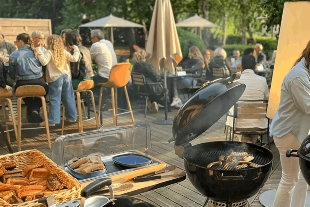 Brunch du week-end en terrasse autour du barbecue à l'Hôtel Antares Honfleur – ambiance conviviale et estivale
