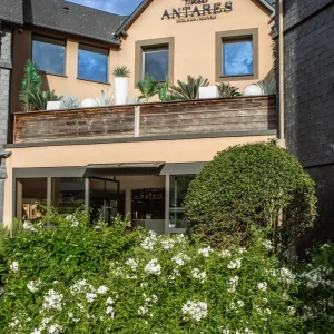 Façade de l'Hôtel Antarès Honfleur, hôtel de charme en Normandie