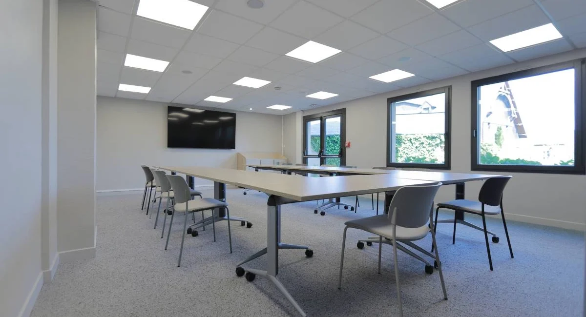 Salle de séminaire de l’Hôtel Antares à Honfleur aménagée en configuration U pour réunion et formation