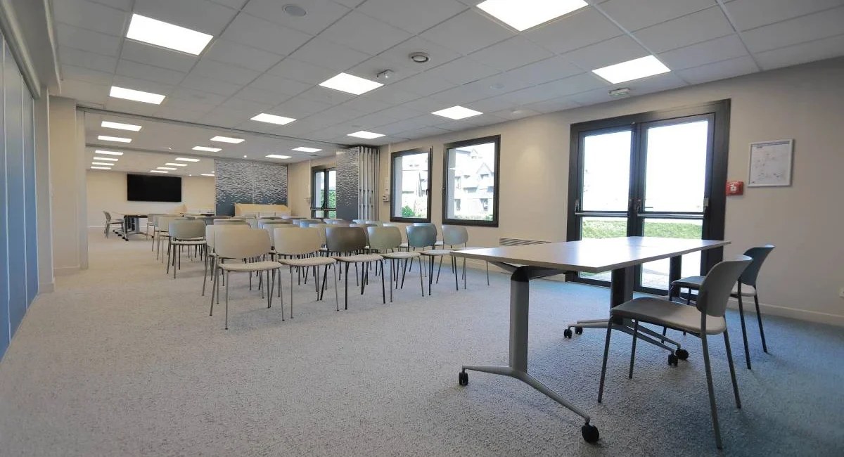 Salle de séminaire de l’Hôtel Antares à Honfleur aménagée en configuration conférence pour réunions et événements professionnels